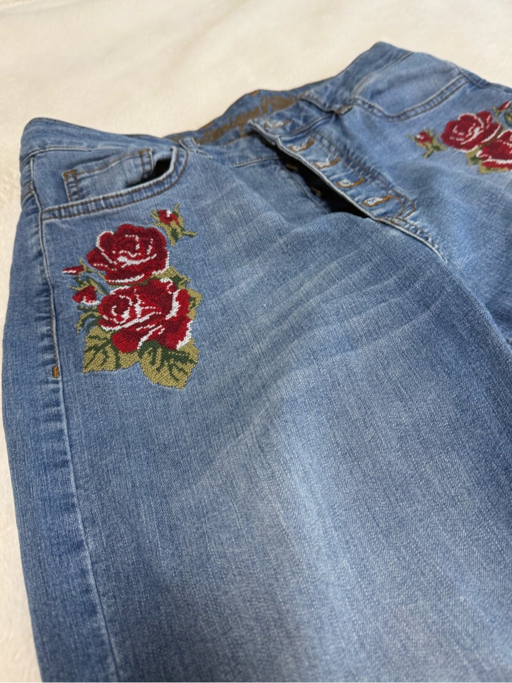Embroidered Rose High-Rise Womenβs Jeans Blue - Picture 2 of 9